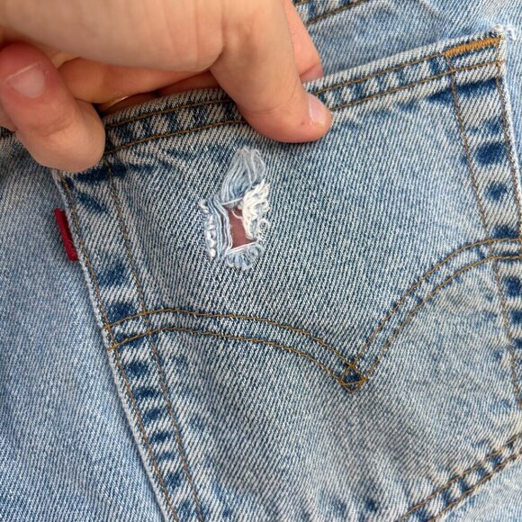 Vintage Levis 550 Shorts Womens 11 Blue Denim Light Wash Relaxed Distressed 90s - Picture 6 of 10